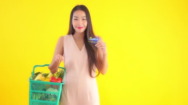 Metraje Hermosa Mujer Asiática Sosteniendo Cesta Compra Con Varias Frutas — Vídeos de Stock