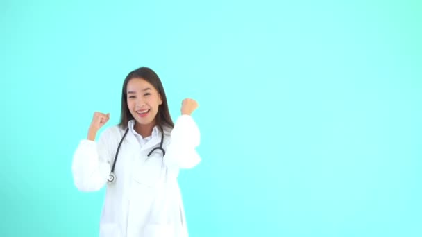 Metraje Hermosa Asiático Médico Femenino Azul Fondo — Vídeos de Stock