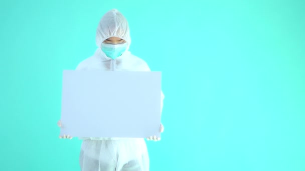青い上に空白の白いボードを保持保護医療訴訟で美しいアジアの女性医師の映像 — ストック動画