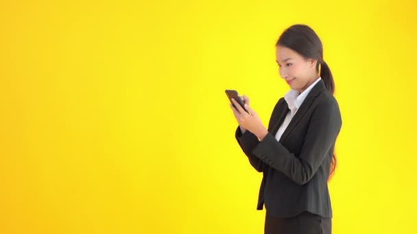 Material Archivo Hermosa Mujer Negocios Asiática Usando Teléfono Inteligente Amarillo — Vídeos de Stock