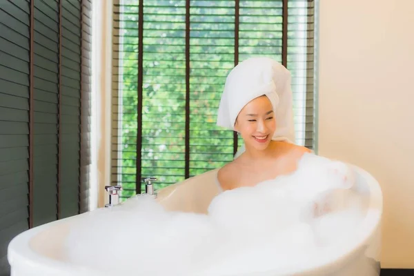 Retrato Hermosa Joven Asiática Mujer Feliz Sonrisa Relajarse Tomar Baño — Foto de Stock