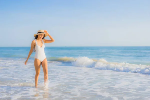 Ritratto Bella Giovane Donna Asiatica Sorriso Felice Intorno Mare Oceano — Foto Stock