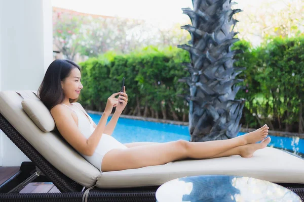 Retrato Hermosa Mujer Asiática Joven Utilizando Teléfono Móvil Inteligente Alrededor — Foto de Stock