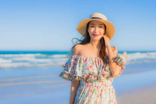 肖像画美しい若いアジアの女性幸せな笑顔はレジャーのための青空の上に熱帯のビーチの海の海の周りにリラックス — ストック写真