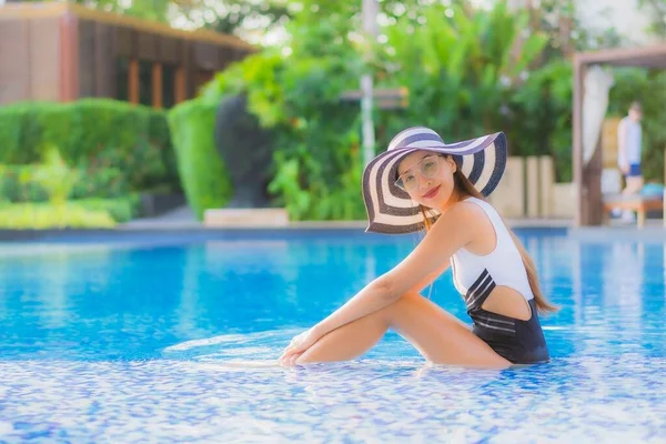 Hermoso Retrato Joven Mujer Asiática Feliz Sonrisa Relajarse Alrededor Piscina —  Fotos de Stock