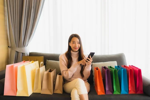 Портрет Красивая Молодая Азиатская Женщина Использующая Ноутбук Смартфон Покупок Онлайн — стоковое фото