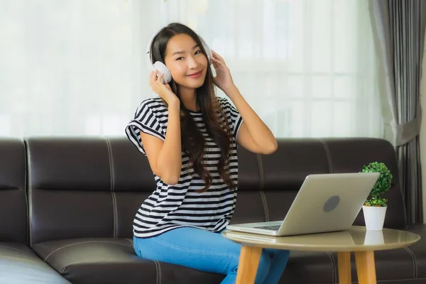 Porträt Schöne Junge Asiatische Frau Verwenden Kopfhörer Mit Laptop Oder — Stockfoto