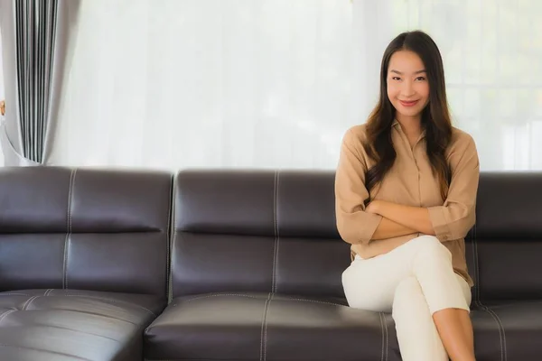 Retrato Hermosa Joven Asiática Mujer Feliz Sonrisa Relajarse Sofá Sala — Foto de Stock