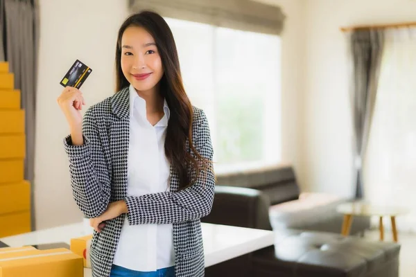 Portrait Beautiful Young Asian Woman Work Home Credit Card Cardboard — Stock Photo, Image