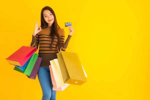 Porträtt Vacker Ung Asiatisk Kvinna Använder Kreditkort För Shopping Med — Stockfoto