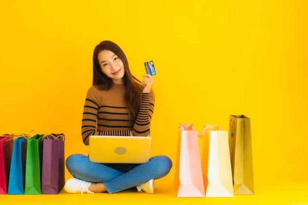 Schöne Porträt Junge Asiatische Frau Sitzen Auf Dem Boden Mit — Stockfoto