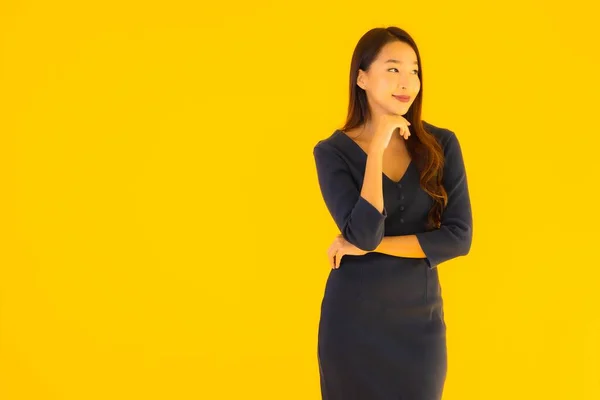 Retrato Bela Jovem Asiático Mulher Com Ação Isolado Amarelo Fundo — Fotografia de Stock