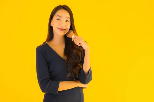 Retrato Hermosa Joven Asiática Mujer Con Maquillaje Cepillo Amarillo Aislado —  Fotos de Stock