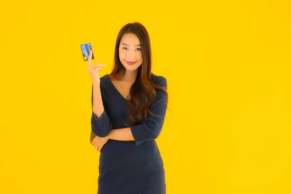 Retrato Bela Jovem Mulher Asiática Com Telefone Celular Inteligente Celular — Fotografia de Stock