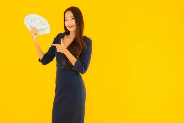 Retrato Bonito Jovem Asiático Mulher Com Dinheiro Dinheiro Amarelo Isolado — Fotografia de Stock