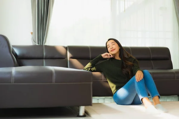 Retrato Bonito Jovem Asiático Mulher Sentar Relaxar Sofá Sala Estar — Fotografia de Stock