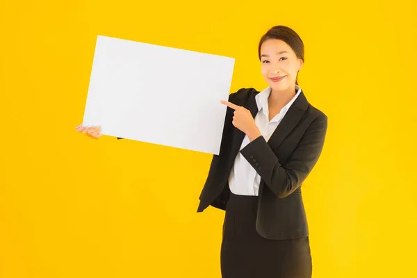 Hermoso Retrato Joven Asiático Mujer Mostrar Vacío Blanco Tablero Amarillo — Foto de Stock