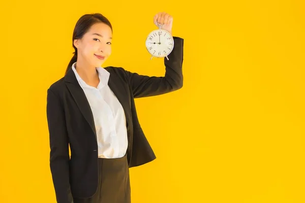 Retrato Bonito Jovem Asiático Mulher Mostrar Tempo Relógio Alarme Amarelo — Fotografia de Stock