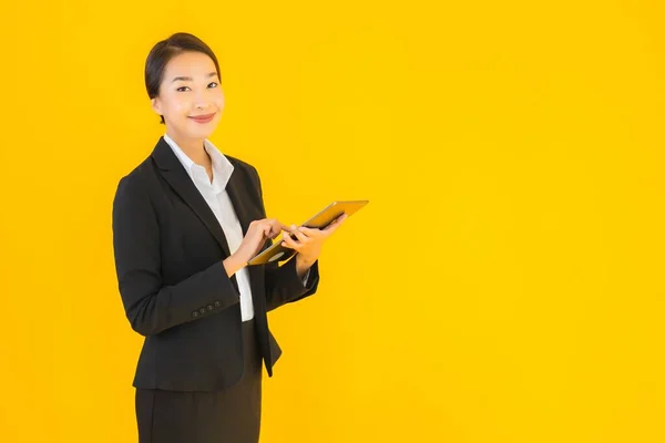 Portret Mooie Jonge Aziatische Vrouw Gelukkig Glimlach Met Slimme Tabletten — Stockfoto