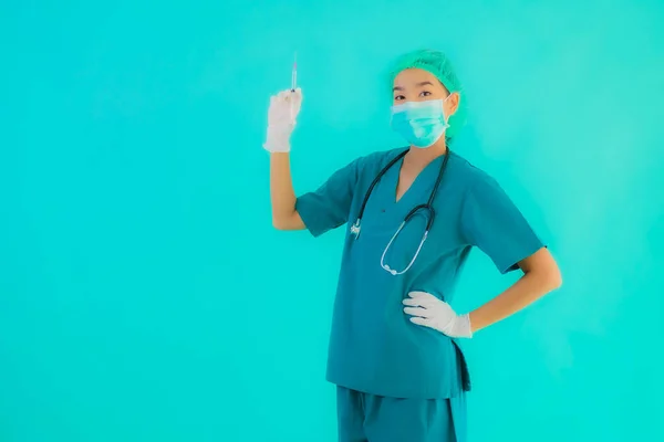 Ritratto Bella Giovane Asiatica Medico Donna Indossare Maschera Con Siringa — Foto Stock