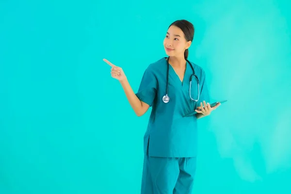 Porträtt Vackra Unga Asiatiska Läkare Kvinna Använda Smart Tablett Enhet — Stockfoto