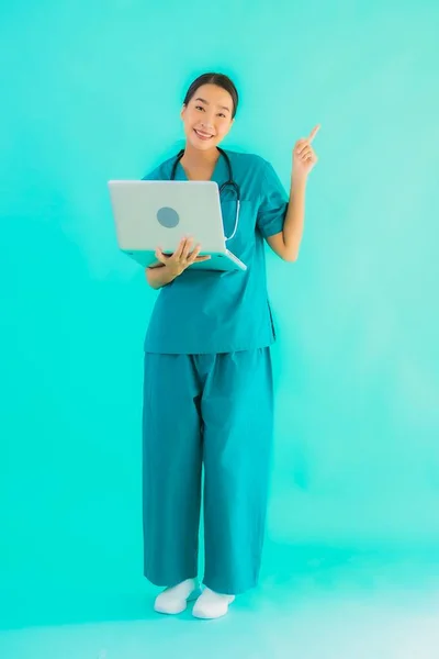 Porträtt Vacker Ung Asiatisk Läkare Kvinna Med Bärbar Dator Eller — Stockfoto