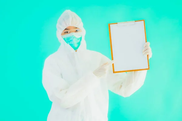 肖像画美しい若いアジアの医師の女性は 青の隔離された背景に空のカードホワイトボードでコロナウイルスやCovid19から保護するためのパイプや個人的な保護具を着用 — ストック写真