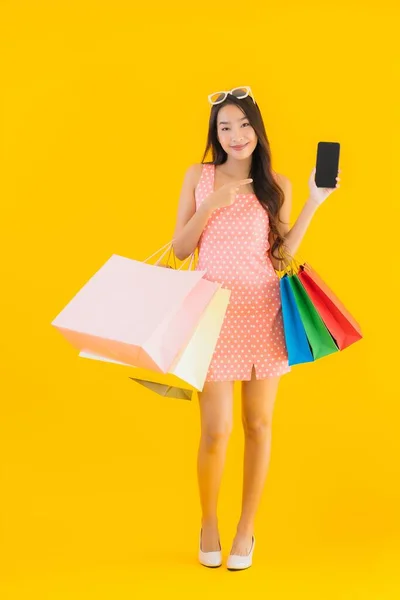 Porträt Schöne Junge Asiatische Frau Mit Bunten Einkaufstasche Mit Smartphone — Stockfoto