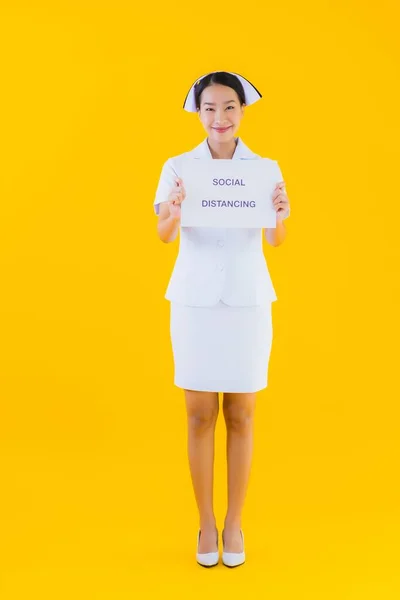 Πορτρέτο Όμορφη Νεαρή Ασιάτισσα Νοσοκόμα Thai Δείχνουν Κοινωνική Ένδειξη Αποστασιοποίηση — Φωτογραφία Αρχείου