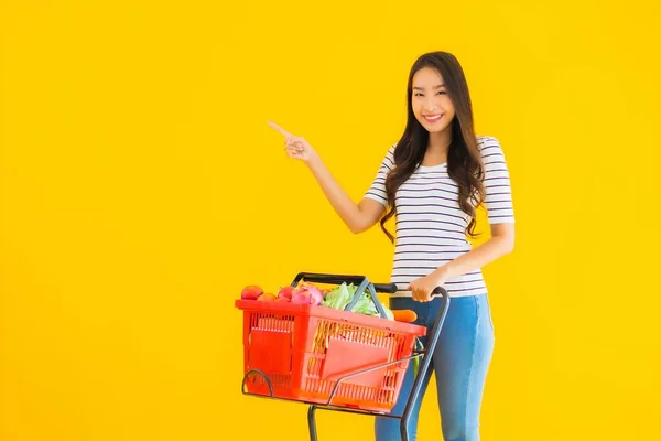 Retrato Bonito Jovem Asiático Mulher Compras Supermercado Carrinho Amarelo Isolado — Fotografia de Stock