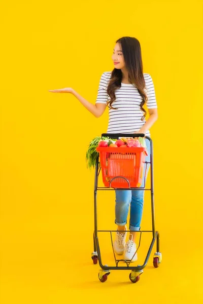 Porträtt Vacker Ung Asiatisk Kvinna Shopping Livsmedel Från Snabbköp Och — Stockfoto