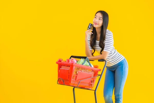 Porträt Schöne Junge Asiatische Frau Mit Einkaufskorb Und Einkaufswagen Mit — Stockfoto