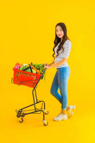 Portret Mooie Jonge Aziatische Vrouw Winkelen Supermarkt Kar Geel Geïsoleerde — Stockfoto