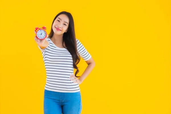 Portret Piękna Młoda Azjatycka Kobieta Pokazać Zegar Lub Alarm Żółtym — Zdjęcie stockowe