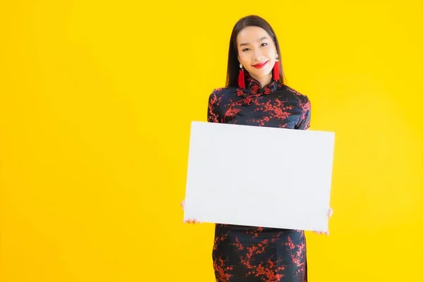 Retrato Bonito Jovem Asiático Mulher Desgaste Chinês Vestido Mostrar Branco — Fotografia de Stock