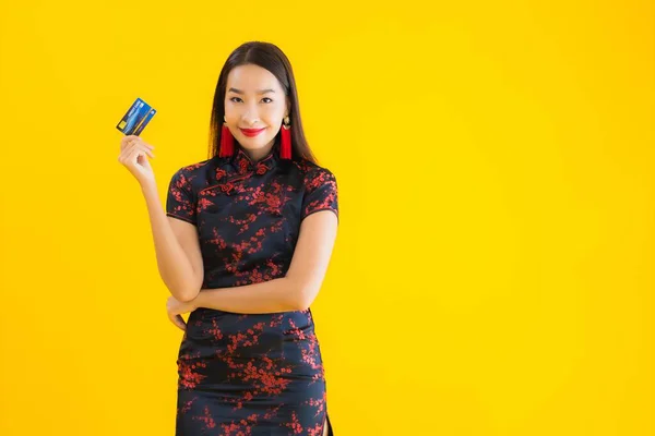 Portré Gyönyörű Fiatal Ázsiai Visel Kínai Ruha Hitelkártyával Okos Mobiltelefon — Stock Fotó