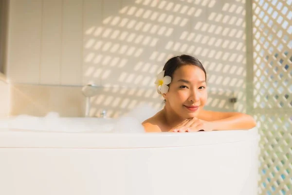 典型的年轻亚洲女人放松在浴缸洗澡为温泉的概念 — 图库照片