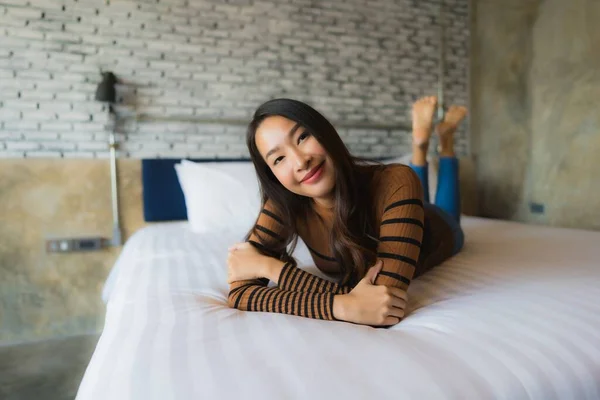 Jovem Asiático Mulher Feliz Sorriso Relaxar Cama Quarto Interior — Fotografia de Stock