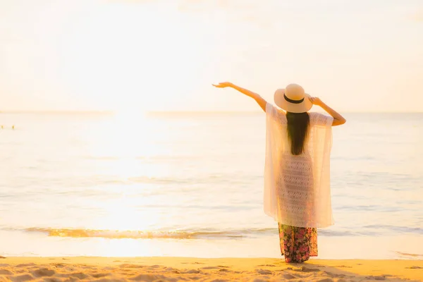 Portret Mooie Jonge Aziatische Vrouwen Vrolijke Glimlach Ontspannen Rond Strand — Stockfoto