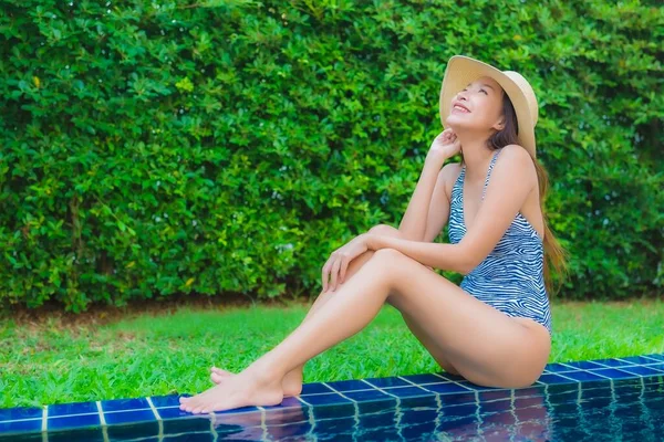Retrato Joven Mujer Asiática Feliz Sonrisa Relajarse Alrededor Piscina Aire — Foto de Stock