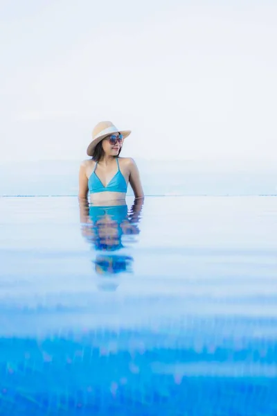 Portrait Belles Jeunes Femmes Asiatiques Heureux Sourire Relaxer Piscine Extérieure — Photo