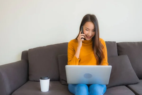 Porträt Junge Asiatin Mit Laptop Notizbuch Mit Smartphone Und Kaffeetasse — Stockfoto