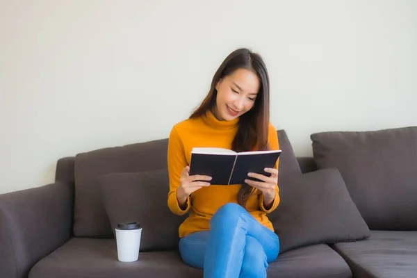 Ritratto Giovane Donna Asiatica Leggere Libro Divano Sedia Con Cuscino — Foto Stock