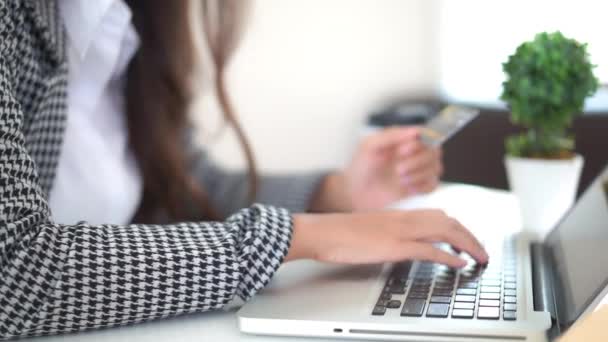 Beeldmateriaal Van Een Vrouw Met Een Smartphone Een Creditcard — Stockvideo