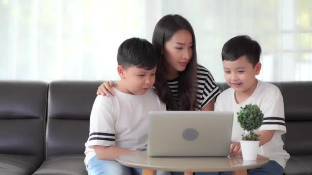 Filmato Asiatica Madre Due Bambini Utilizzando Computer Portatile Insieme Casa — Video Stock