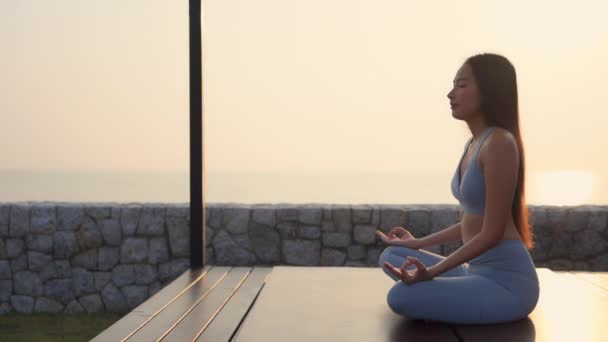 Beeldmateriaal Van Mooie Aziatische Vrouw Mediteren Kust Bij Zonsondergang — Stockvideo