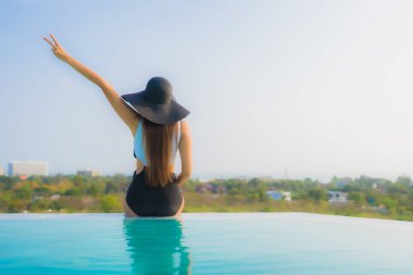 Güzel bir Asyalı kadın portresi. Mutlu bir gülümseme. Otelde yüzme havuzunda rahatla.