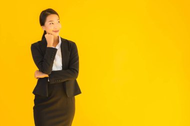 Güzel portre genç iş kadını Asyalı mutlu gülücük sarı izole arka planda birçok eylem