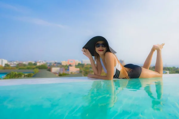 Retrato Hermosa Joven Mujer Asiática Feliz Sonrisa Relajarse Alrededor Piscina — Foto de Stock