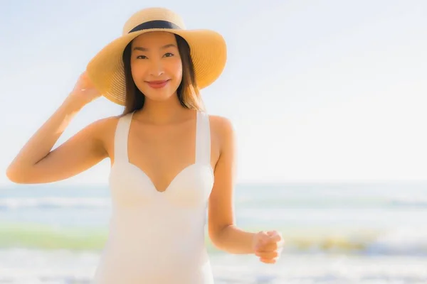 Retrato Bonito Jovem Asiático Mulher Feliz Sorriso Redor Mar Oceano — Fotografia de Stock